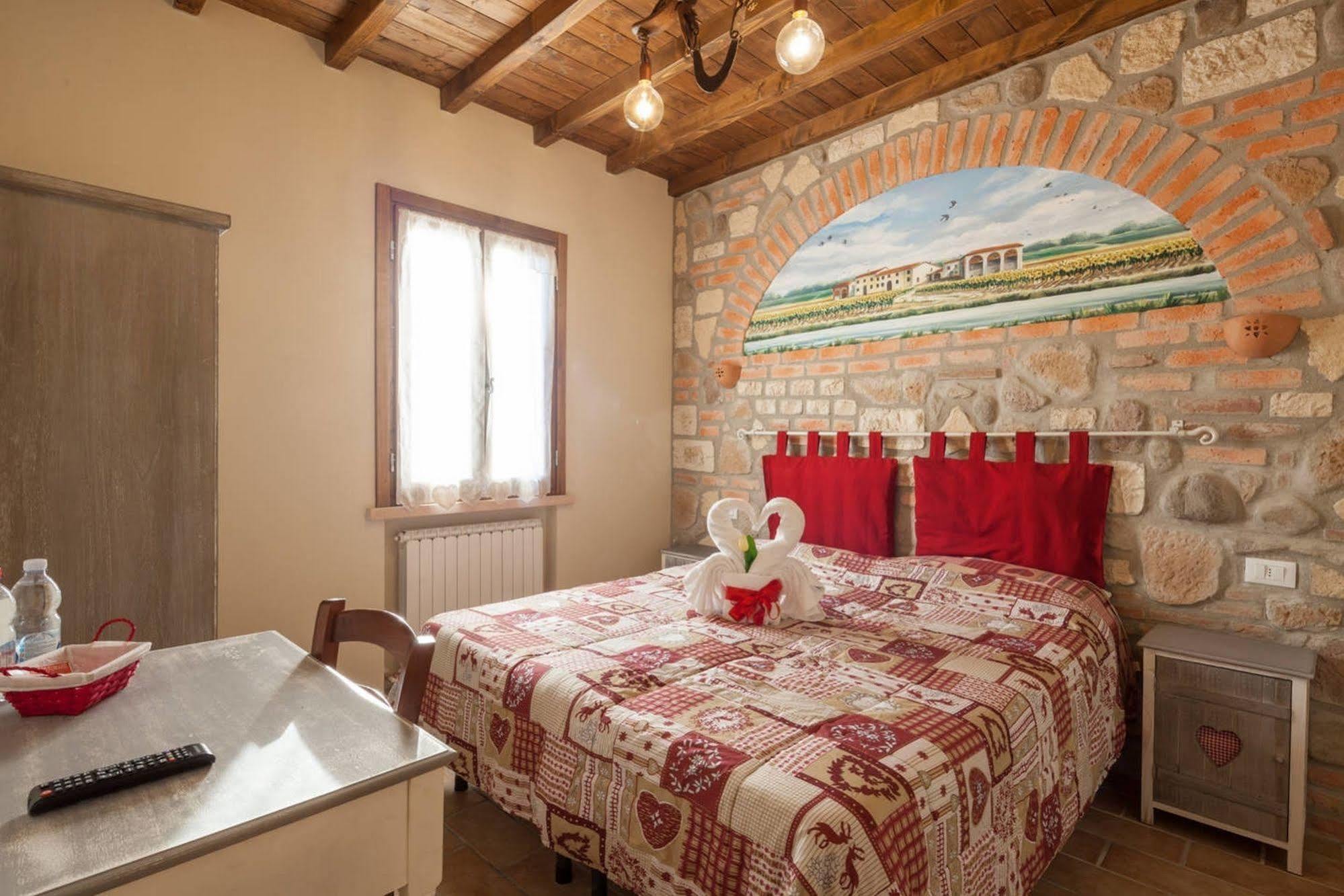 La Casa Delle Rondini Bed and Breakfast Roncoferraro Eksteriør billede
