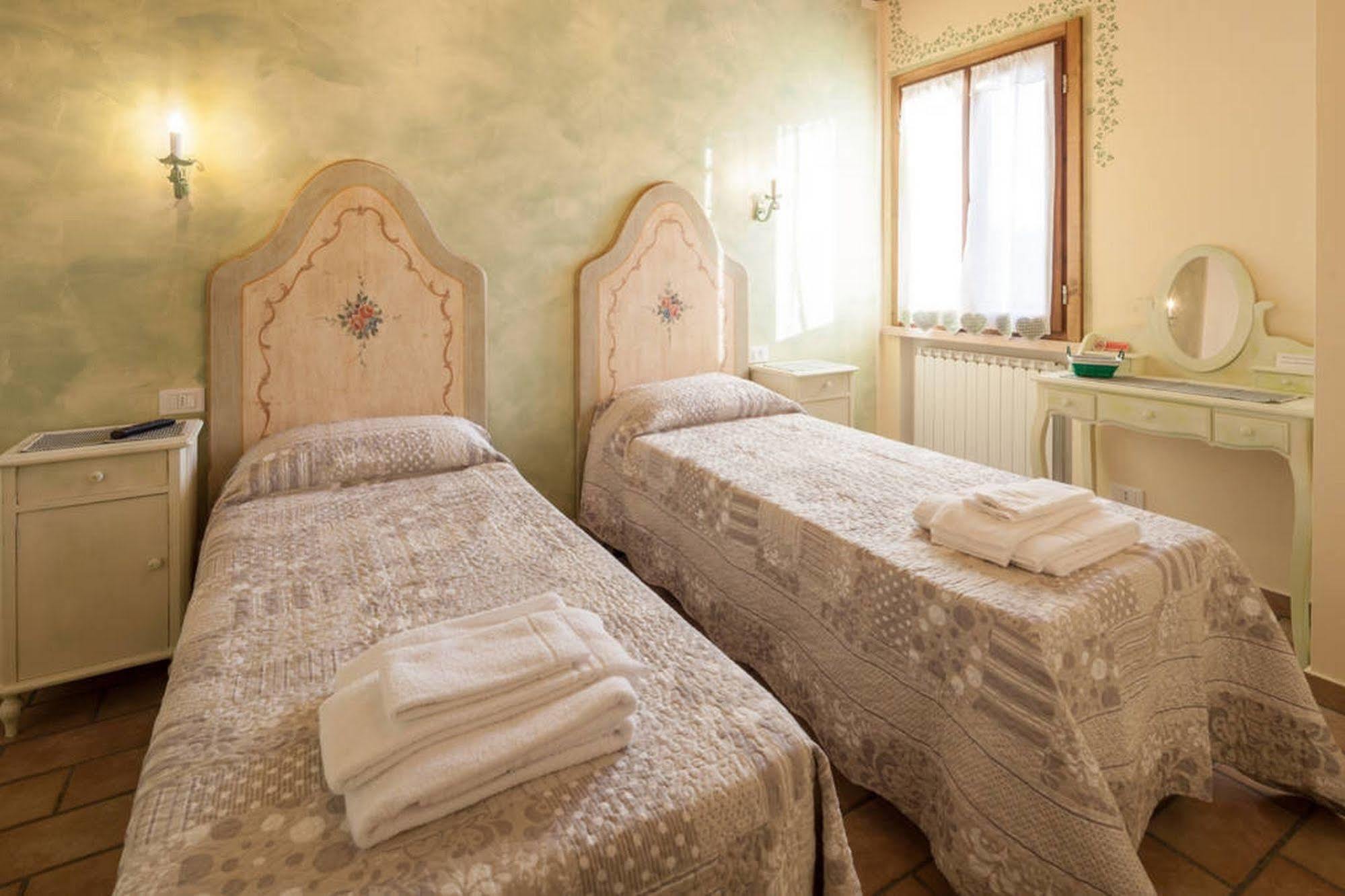 La Casa Delle Rondini Bed and Breakfast Roncoferraro Eksteriør billede