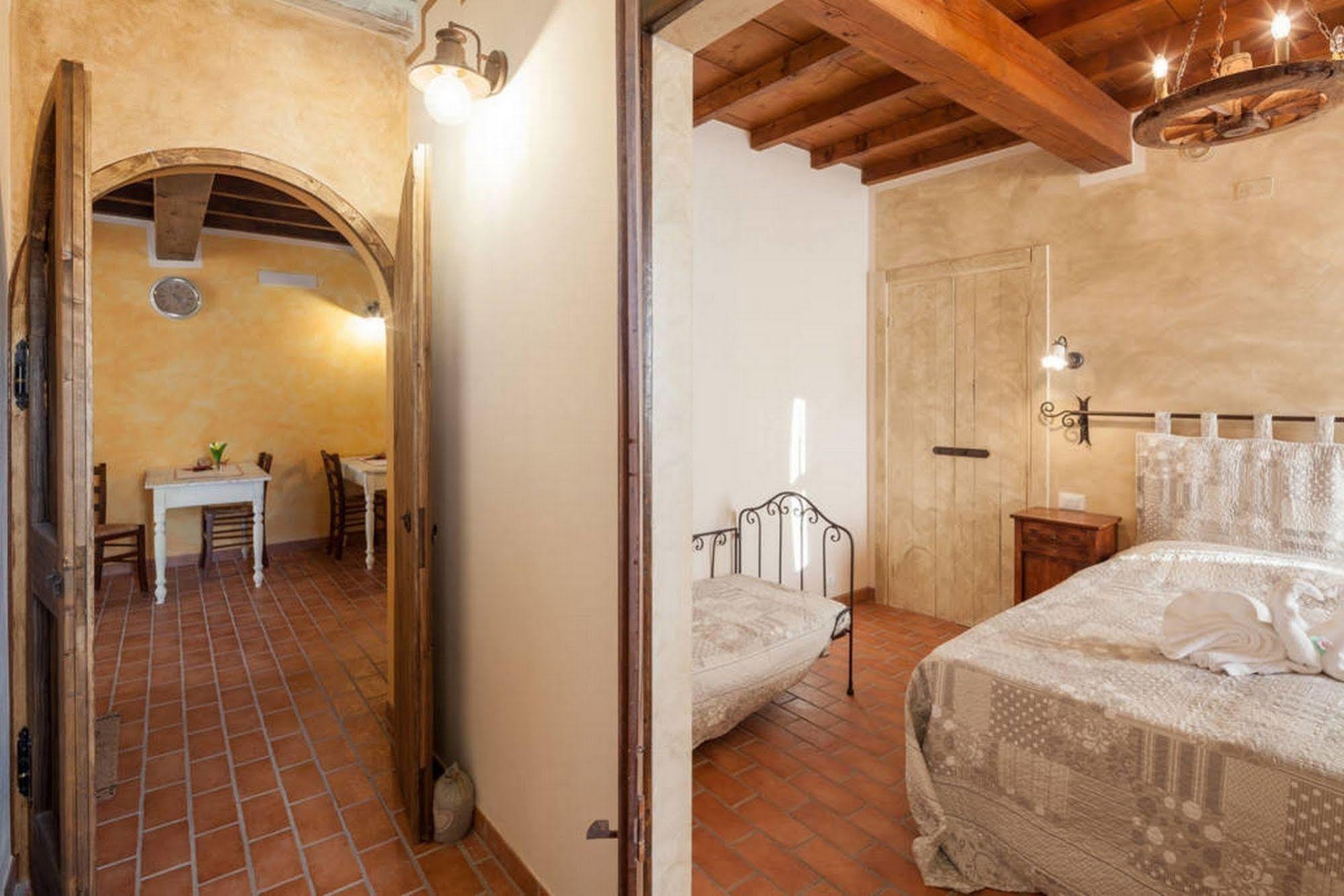 La Casa Delle Rondini Bed and Breakfast Roncoferraro Eksteriør billede