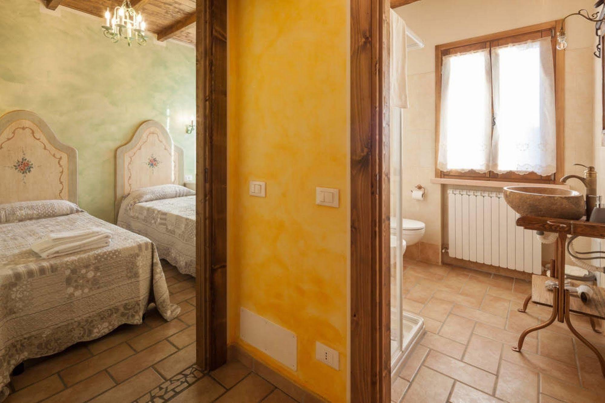 La Casa Delle Rondini Bed and Breakfast Roncoferraro Eksteriør billede
