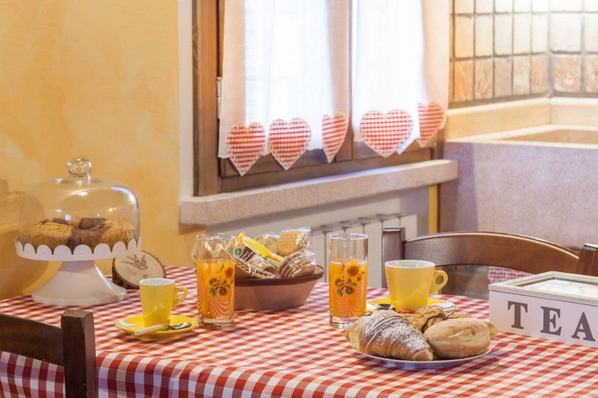 La Casa Delle Rondini Bed and Breakfast Roncoferraro Eksteriør billede