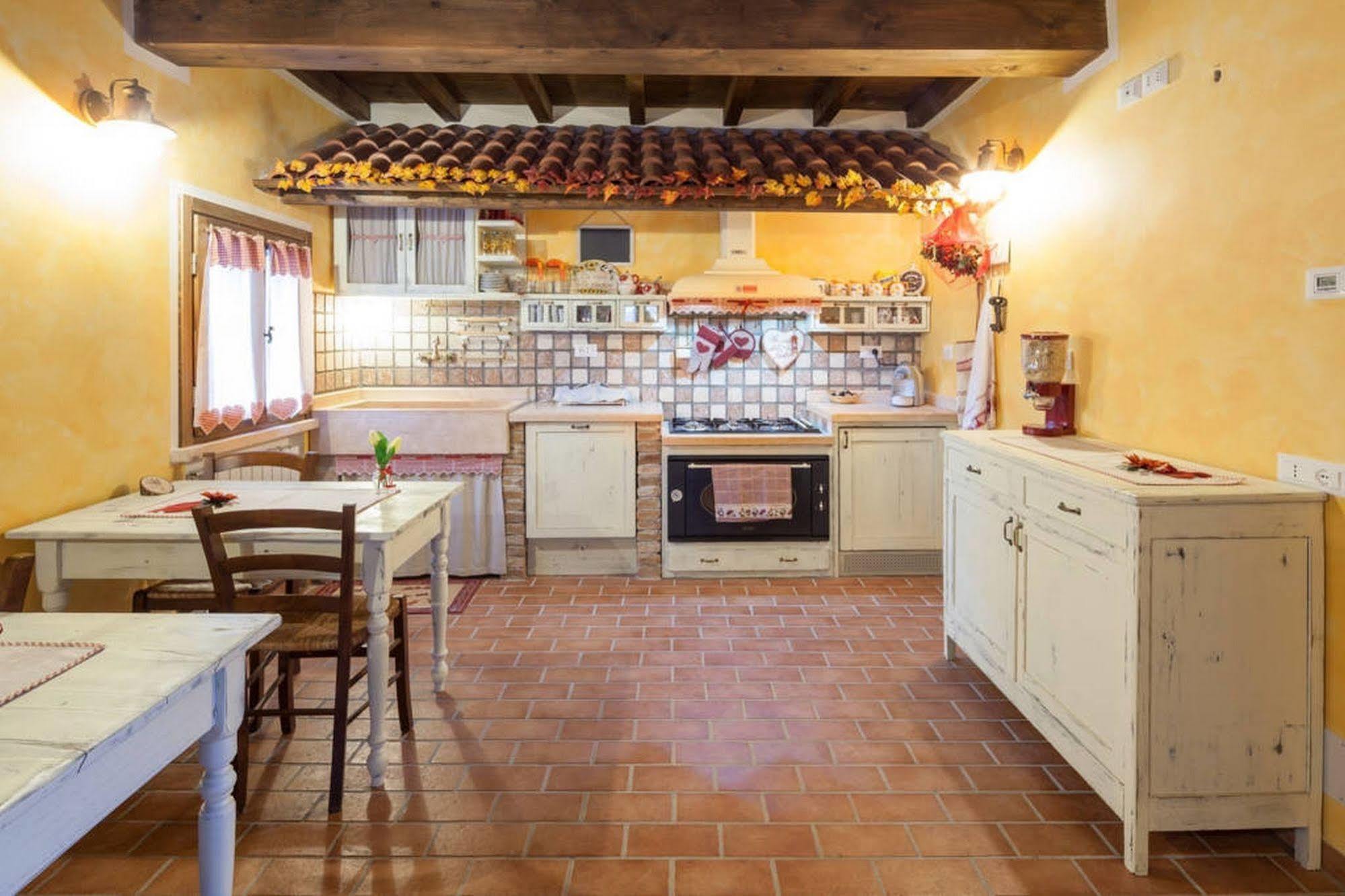 La Casa Delle Rondini Bed and Breakfast Roncoferraro Eksteriør billede